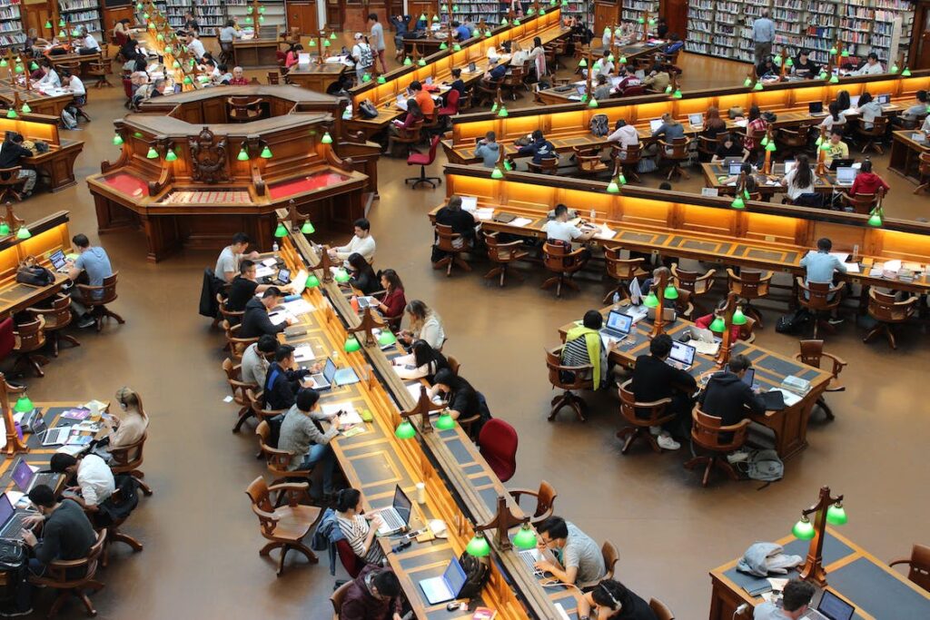 College library full of students who are studying